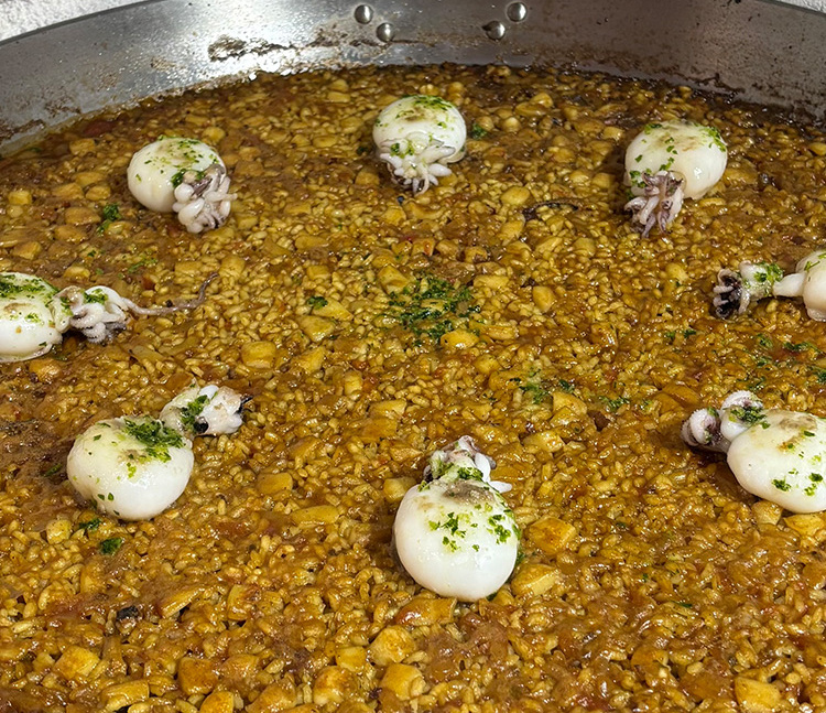 Paella with a symmetrical distribution of ingredients